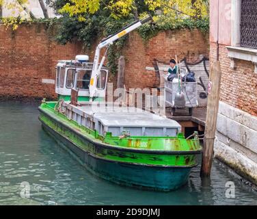 Müllabfuhr auf dem Rio dei Santi Apostoli - Venedig, Venetien, Italien Stockfoto