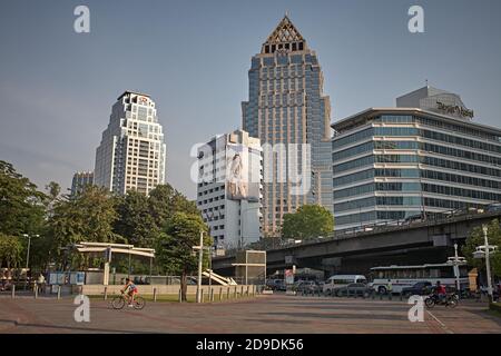 Bangkok, Thailand, Februar 2009. Blick auf die Wolkenkratzer der Stadt vom Eingang zum Lumpini Park. Stockfoto