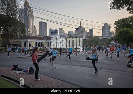 Bangkok, Thailand, Februar 2009. Bei Sonnenuntergang versammelten sich die Leute im Lumpini Park, um sich im Freien zu trainieren. Stockfoto