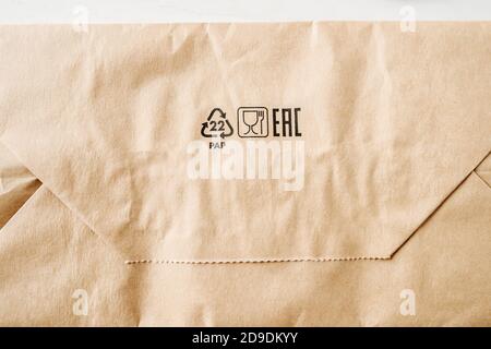 RUSSLAND, UFA - 02. NOVEMBER 2020: Nahaufnahme der Tasche mit schwarzen Recycling-Schildern. Stockfoto