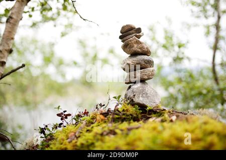 Felsen stapelten sich in der Natur auf cairns Stockfoto