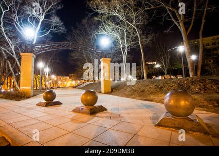 Beleuchtete Platz nach Suchonov in Wladiwostok in der Nacht benannt Stockfoto