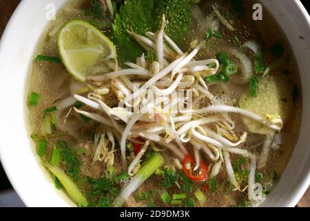 Schüssel vietnamesische Pho Bo Suppe im Restaurant Stockfoto