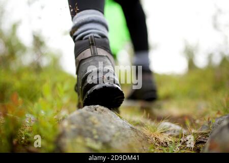 Nahaufnahme Porträt von hinter Wanderschuhen zu Fuß Stockfoto