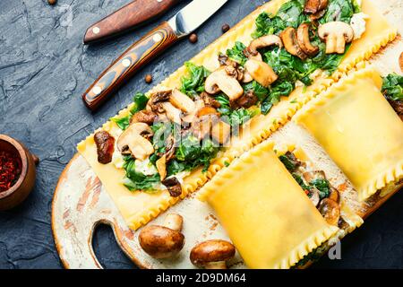 Lasagne mit Pilzen, Champignons, Käse und Spinat. Traditionelle italienische Küche. Stockfoto