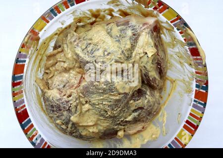 Schüssel mit Schweinehals in Senf mariniert Stockfoto