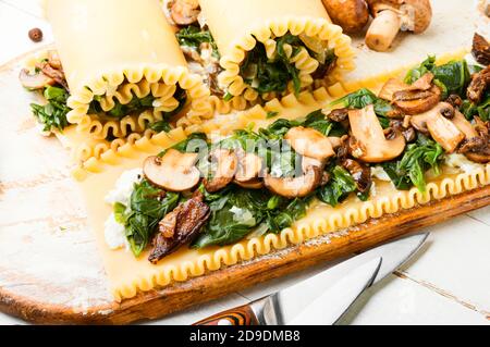 Lasagne mit Pilzen, Champignons, Käse und Spinat. Traditionelle italienische Küche. Stockfoto