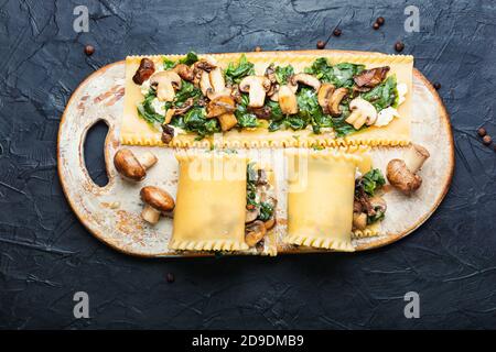 Lasagne mit Pilzen, Champignons, Käse und Spinat. Traditionelle italienische Küche. Stockfoto