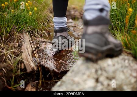 Nahaufnahme hinten Hochformat Wanderer in Stiefeln zu Fuß Stockfoto