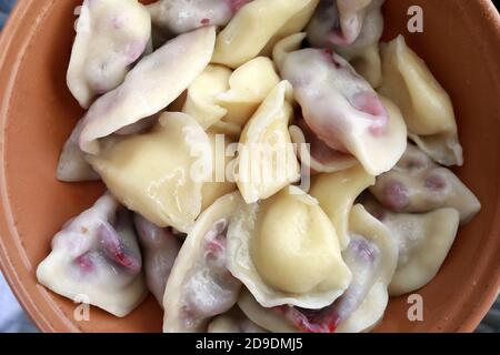 Gefüllter Hüttenkäse und Kirschknödel in einer Schüssel Stockfoto