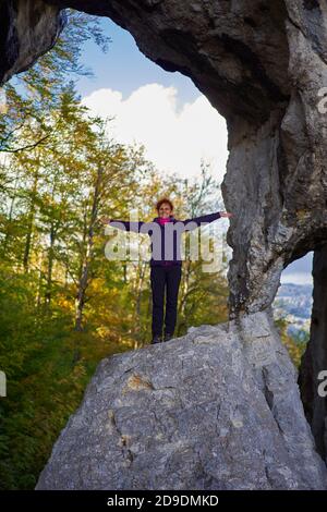 Frau Wanderer auf dem Rand einer Klippe in Ein Doline Stockfoto