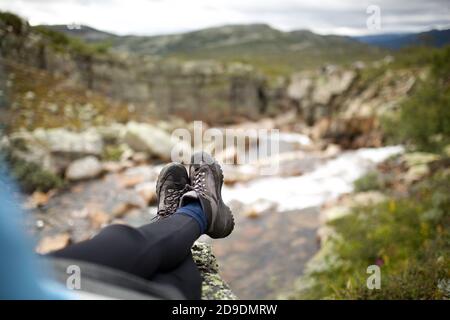 Nahaufnahme Portrait Wanderer ruht mit Wanderschuhen Stockfoto