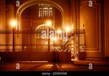 Nachtlandschaft mit glühenden Laternen und Metallzaun (Sankt-Petersburg, Russland) Stockfoto