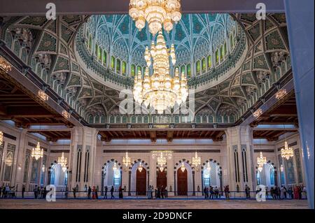 Die Sultan Qaboos große Moschee in Maskat, Sultanat von Oman. Finanziert von Sultan Qaboos bin Said al Said, ist die Moschee die Heimat der weltweit größten han Stockfoto