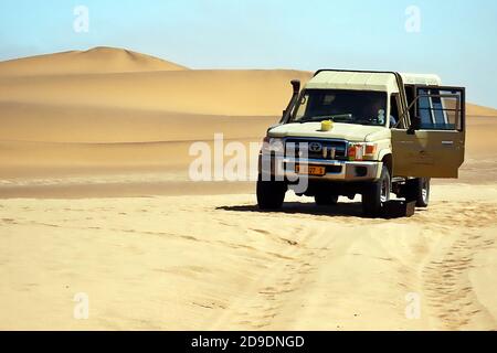 Offroad-Fahrt in den Wüstensanddünen des Dorob-Nationalparks an Namibias Skeleton Coast im südlichen Afrika Stockfoto