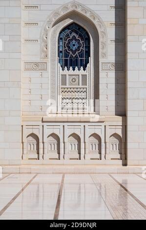 Die Sultan Qaboos große Moschee in Maskat, Sultanat von Oman. Finanziert von Sultan Qaboos bin Said al Said, ist die Moschee die Heimat der weltweit größten han Stockfoto