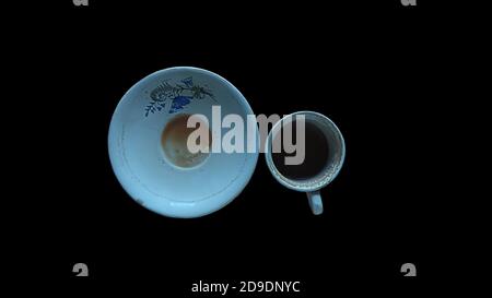 Topshot einer leeren Teetasse isoliert auf schwarzem Hintergrund. Stockfoto