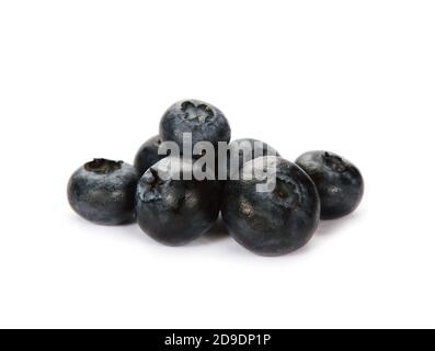 Haufen von frischen saftigen Heidelbeeren isoliert auf weißem Hintergrund Stockfoto