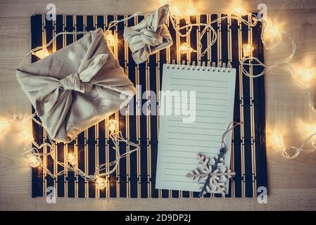 Weihnachten furoshiki Verpackung. Ethische weihnachtsgeschenk. Stockfoto