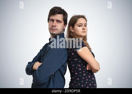Junges Paar hat Probleme. Verärgert Mann und Frau stehen zurück an den Rücken. Stockfoto