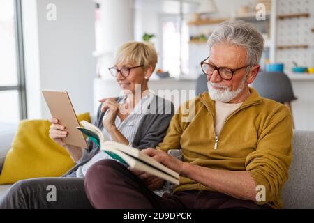 Fröhliches Seniorenpaar genießen das Leben im Ruhestand zu Hause Stockfoto