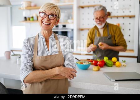 Ältere Paar Spaß in der Küche mit gesunden Lebensmitteln an Zu Hause Stockfoto