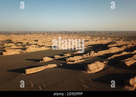 Dunhuang. November 2020. Luftaufnahme vom 4. November 2020 zeigt eine Ansicht des Nationalen Geoparks Dunhuang Yardang in Dunhuang, nordwestlich der chinesischen Provinz Gansu. Nordwestlich von Dunhuang City gelegen, ist der Dunhuang Yardang National Geopark berühmt für seine windgepeitschten Felsformationen. Kredit: Ma Xiping/Xinhua/Alamy Live Nachrichten Stockfoto