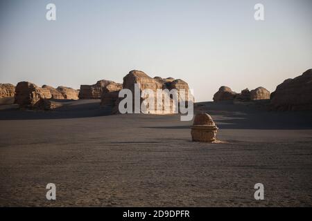 Dunhuang. November 2020. Das Foto vom 4. November 2020 zeigt eine Ansicht des Nationalen Geoparks Dunhuang Yardang in Dunhuang, nordwestlich der chinesischen Provinz Gansu. Nordwestlich von Dunhuang City gelegen, ist der Dunhuang Yardang National Geopark berühmt für seine windgepeitschten Felsformationen. Kredit: Ma Xiping/Xinhua/Alamy Live Nachrichten Stockfoto