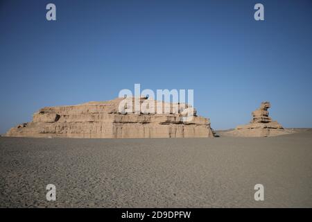 Dunhuang. November 2020. Das Foto vom 4. November 2020 zeigt eine Ansicht des Nationalen Geoparks Dunhuang Yardang in Dunhuang, nordwestlich der chinesischen Provinz Gansu. Nordwestlich von Dunhuang City gelegen, ist der Dunhuang Yardang National Geopark berühmt für seine windgepeitschten Felsformationen. Kredit: Ma Xiping/Xinhua/Alamy Live Nachrichten Stockfoto