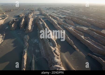 Dunhuang. November 2020. Luftaufnahme vom 4. November 2020 zeigt eine Ansicht des Nationalen Geoparks Dunhuang Yardang in Dunhuang, nordwestlich der chinesischen Provinz Gansu. Nordwestlich von Dunhuang City gelegen, ist der Dunhuang Yardang National Geopark berühmt für seine windgepeitschten Felsformationen. Kredit: Ma Xiping/Xinhua/Alamy Live Nachrichten Stockfoto