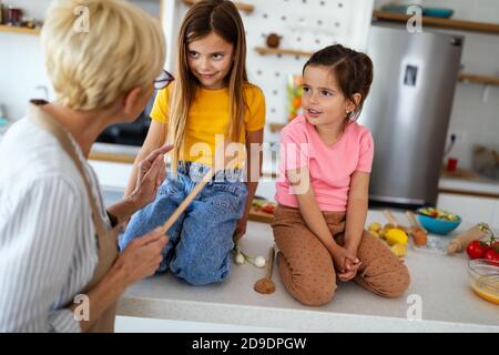 Großmutter schimpft ihre Enkelkinder Mädchen. Familie, Bestrafung, Disziplin Konzept Stockfoto