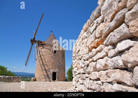 Geographie / Reisen, Frankreich, Saint-Saturnin-les-Apt, Windmühle in Saint-Saturnin-les-Apt, Provence, Additional-Rights-Clearance-Info-not-available Stockfoto