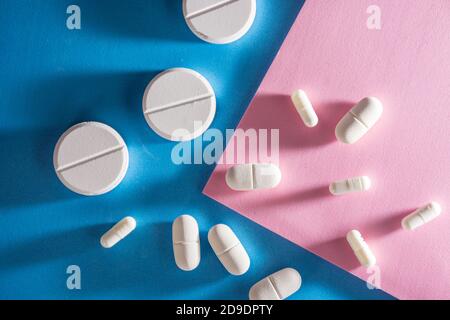 Verschiedene Arten von Pillen, wie Antibiotika, entzündungshemmende Mittel. Alles auf blauem Hintergrund Stockfoto