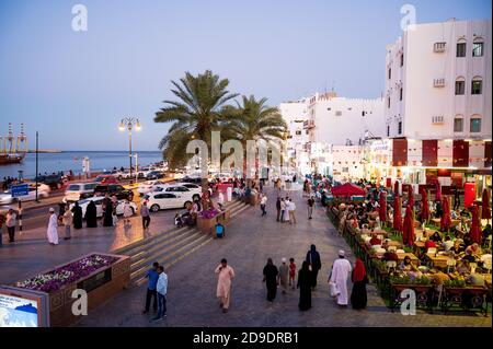 Sultanat von Oman : Muttrah, der alte Bezirk von Muscat, bekannt für seinen Souk, seine Burg und die Gesims, ein beliebtes Wandergebiet. Stockfoto