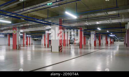 Leerer Industrieschuppen oder Parkplatz. Städtischer, rauer Unterbau Hintergrund. Leerer Lagerinnenraum Stockfoto