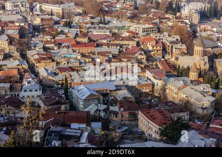 Tiflis, Georgien - Dezember 31 2019: Blick auf die Dächer von Häusern im Zentrum von Tiflis. Altstadt und Ziegeldächer in Georgien Stockfoto