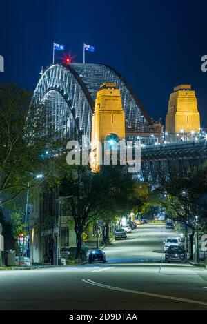 Sydney Harbour Bridge in Sydney, Australien, bei Nacht entlang der Lower Fort Street im historischen Vorort The Rocks von Sydney. Stockfoto