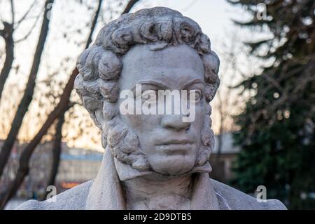 Moskau, Russland - 24. März 2020: Denkmal für den großen russischen Dichter Alexander Puschkin auf dem Hintergrund der Bäume Stockfoto