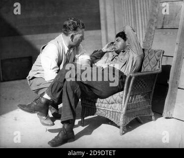 Regieassistent AL ALBORN und ein erschöpfter PAUL MUNI am Set Candid während der Dreharbeiten von I AM A FUGITIVE AUS EINER KETTENBANDE 1932 Regisseur MERVYN LEROY Roman Robert E. Burns Warner Bros Stockfoto