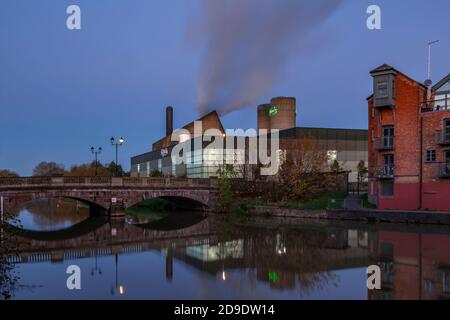 Carlsberg Brewery am Fluss Nene mit Reflexionen im Wasser vor der Morgendämmerung, Stadtzentrum, Northampton, England, IK. Stockfoto