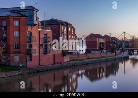 Latimer & Crick entlang des Flusses Nene mit Reflexionen im Wasser vor der Morgendämmerung, Stadtzentrum, Northampton, England, Großbritannien. Stockfoto