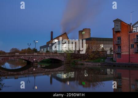 Carlsberg Brewery am Fluss Nene mit Reflexionen im Wasser vor der Morgendämmerung, Stadtzentrum, Northampton, England, IK. Stockfoto