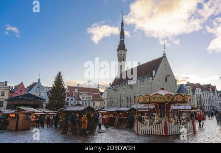 Tallinn, Estland - 4. Januar 2020: Tallinner Weihnachtsmarkt auf dem Rathausplatz Stockfoto