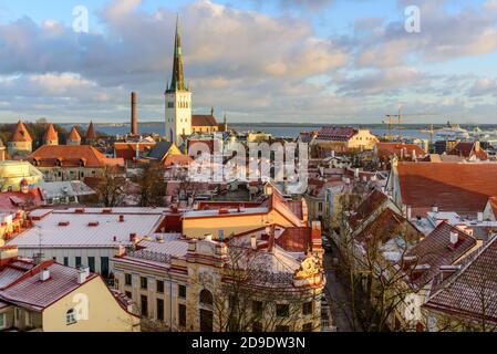 Tallinn, Estland - 4. Januar 2020: Blick auf die Altstadt von Tallinn vom Aussichtspunkt. Rote Dächer, Sonnenuntergang Stockfoto