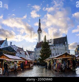 Tallinn, Estland - 4. Januar 2020: Tallinner Weihnachtsmarkt auf dem Rathausplatz Stockfoto