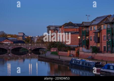 Apartments entlang des Flusses Nene mit Reflexionen im Wasser vor der Dämmerung, Stadtzentrum, Northampton, England, Großbritannien. Stockfoto