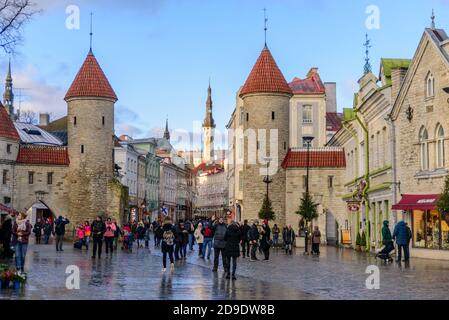 Tallinn, Estland - 4. Januar 2020: Altstadt Viru Gates im Winter. Viele Menschen zu Fuß. Vor dem Lockdown Stockfoto