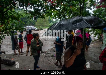 San Pedro Sula, Honduras. November 2020. Die Bewohner eines Elendsdorfes am Rio Blanco-Ufer beobachten das überströmende Wasser während der Zeit nach dem Hurrikan Eta, der Nicaragua als Kategorie 4 traf und langsam als tropischer Sturm über Honduras führte, mindestens einen Tod, 379 zerstörte Häuser und mehr als 2,000 Menschen evakuierten in Honduras. Seine Folgen brachten enorme Mengen an Niederschlägen, die tödliche Überschwemmungen und Schlammlawinen in ganz Mittelamerika verursachten. Kredit: SOPA Images Limited/Alamy Live Nachrichten Stockfoto