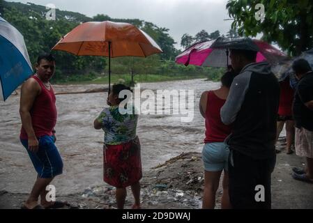 San Pedro Sula, Honduras. November 2020. Die Bewohner eines Elendsdorfes am Rio Blanco-Ufer beobachten das überströmende Wasser während der Zeit nach dem Hurrikan Eta, der Nicaragua als Kategorie 4 traf und langsam als tropischer Sturm über Honduras führte, mindestens einen Tod, 379 zerstörte Häuser und mehr als 2,000 Menschen evakuierten in Honduras. Seine Folgen brachten enorme Mengen an Niederschlägen, die tödliche Überschwemmungen und Schlammlawinen in ganz Mittelamerika verursachten. Kredit: SOPA Images Limited/Alamy Live Nachrichten Stockfoto