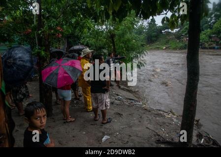 San Pedro Sula, Honduras. November 2020. Die Bewohner eines Elendsdorfes am Rio Blanco-Ufer beobachten das überströmende Wasser während der Zeit nach dem Hurrikan Eta, der Nicaragua als Kategorie 4 traf und langsam als tropischer Sturm über Honduras führte, mindestens einen Tod, 379 zerstörte Häuser und mehr als 2,000 Menschen evakuierten in Honduras. Seine Folgen brachten enorme Mengen an Niederschlägen, die tödliche Überschwemmungen und Schlammlawinen in ganz Mittelamerika verursachten. Kredit: SOPA Images Limited/Alamy Live Nachrichten Stockfoto